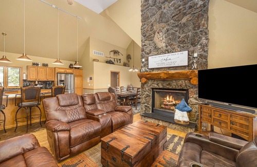 Estes Park Cabin | NEW HOT TUB, Game Room, PICKLEBALL COURT, AC, Fireplaces-close To RMNP, downtown