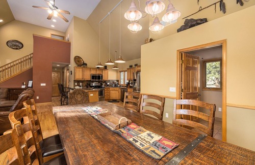 Estes Park Cabin | NEW HOT TUB, Game Room, PICKLEBALL COURT, AC, Fireplaces-close To RMNP, downtown