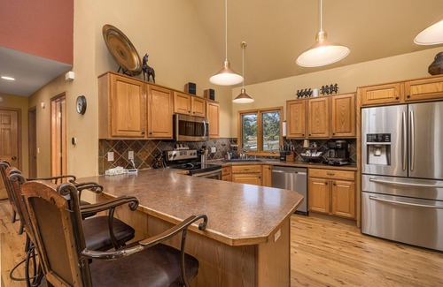 Estes Park Cabin | NEW HOT TUB, Game Room, PICKLEBALL COURT, AC, Fireplaces-close To RMNP, downtown