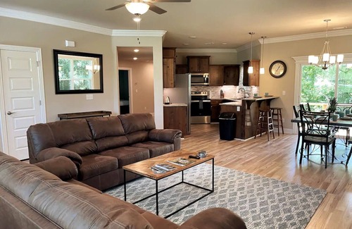 Eureka Springs House | New Hot Tub Lake View King Suite FAST WiFi 75” TV
