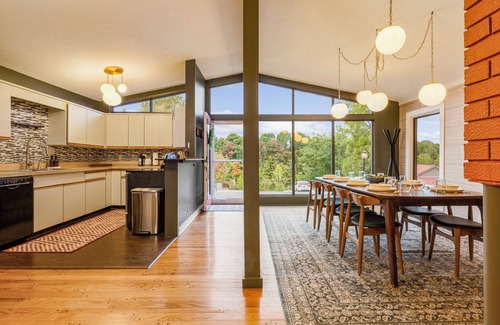 Shelbyville House | NEW: Hot Tub, Pool, Fully Loaded, 10 min to Bulleit, Between LOU and LEX.