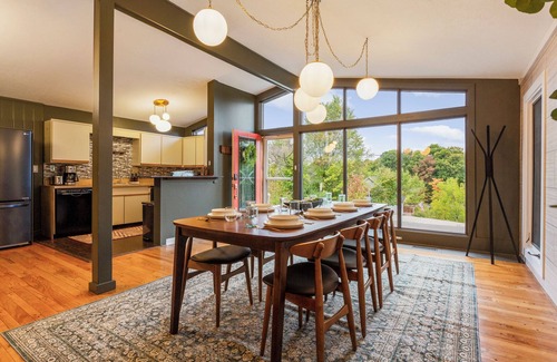 Shelbyville House | NEW: Hot Tub, Pool, Fully Loaded, 10 min to Bulleit, Between LOU and LEX.
