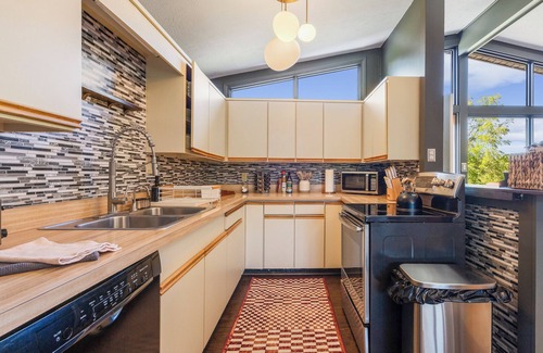 Shelbyville House | NEW: Hot Tub, Pool, Fully Loaded, 10 min to Bulleit, Between LOU and LEX.