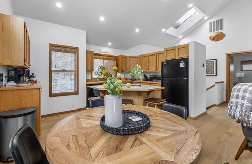Deer Park House | New! Hot Tub ~ SHARC Passes ~ Fireplace ~ BBQ ~ Patio ~ Ping Pong!