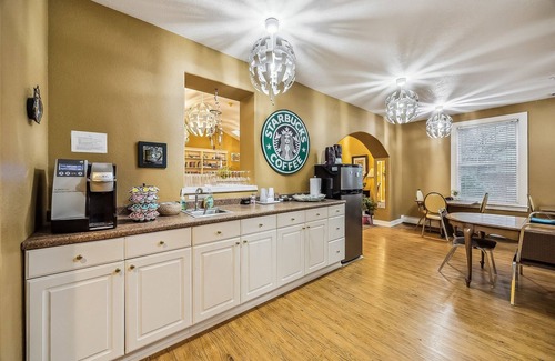 Cathlamet House | NEW! Hotel Cathlamet Room 214 - Main St Queen