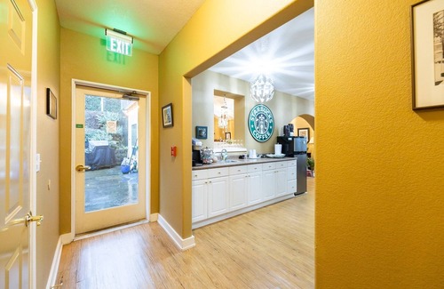 Cathlamet Apartment | NEW! Hotel Cathlamet Room 206 - Garden View King
