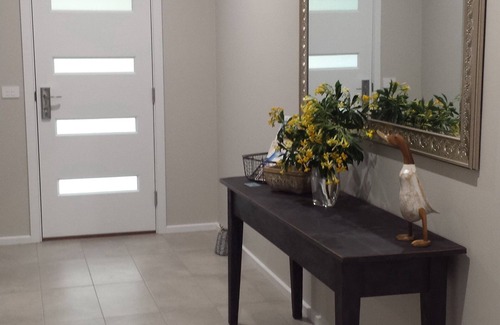 Euroa Villa | New house 3 Queen Rooms with 1 Ensuite plus bathroom - Maximum of 6 Guests.