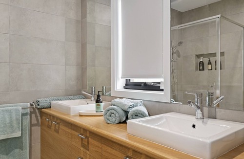 Euroa Villa | New house 3 Queen Rooms with 1 Ensuite plus bathroom - Maximum of 6 Guests.