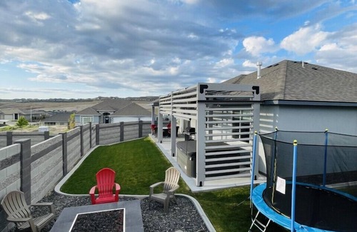 Tri-Cities House | New house! Hot Tub and fire-pit waiting for you.