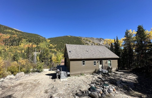 Garfield Cabin | NEW House minutes from SALIDA. 2 King, 4 Queen, 4 Full Bath, Garages