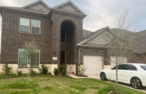 Missouri City House | New House On Lake with 200ft Home Theater