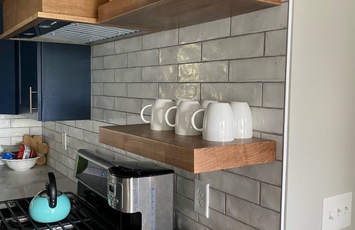 Clayton House | New house w/view; 5-10 mins to Clayton & Burton; sleeps 9; rooms Ensuite