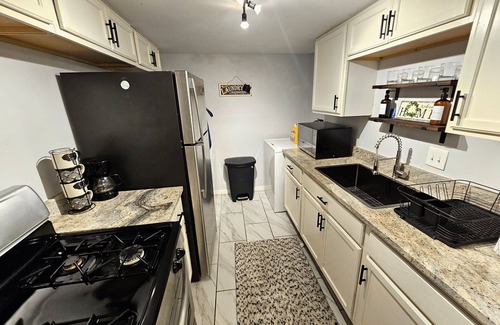 Northeast Houston House | New Houston Home! Sleeps 10-12, Near Downtown, 4 Car Parking