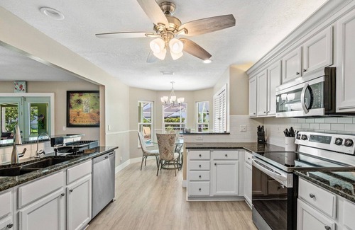 Wellington House | NEW Huge 5BR w/Heated Pool/Spa! Walk to WEF