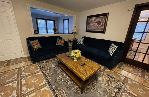 North Chicago House | New Humble Home! - Near Six Flags & Naval Base!
