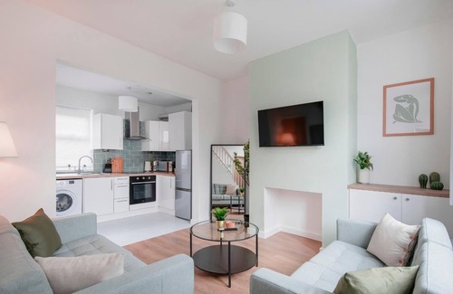 Derby House | New! Immaculate and Cosy 3 bed Home | Free Wi-Fi