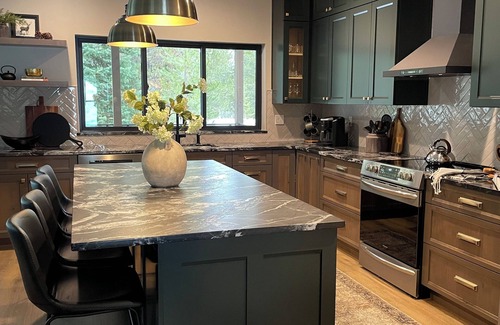 McCall House | New! Immaculate Mountain Luxe Getaway with Fire Pit