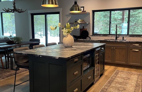 McCall House | New! Immaculate Mountain Luxe Getaway with Fire Pit