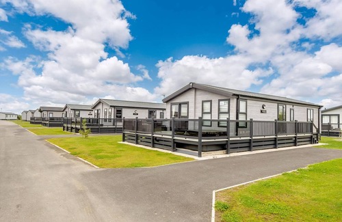 Mablethorpe Ski Chalet | New in 2020. Modern lodge with one double and one twin.