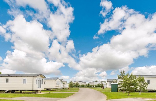 Mablethorpe Ski Chalet | New in 2020. Modern lodge with one double and one twin.