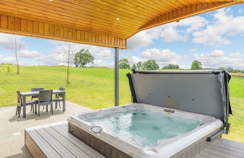 Hundall Ski Chalet | New in 2022 Luxurious and contemporary lodge with stunning countryside views.