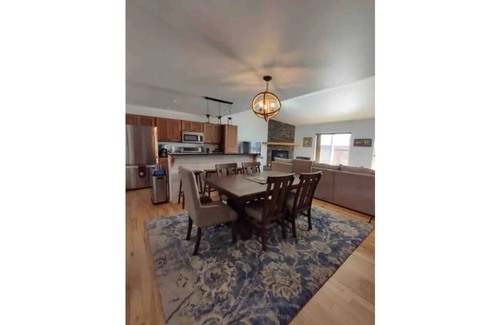 Livingston House | NEW in 2022 with more than a View, Cozy 3bd/2ba, Yellowstone.