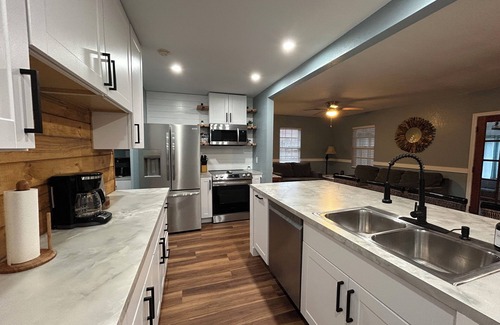 Suwannee House | NEW in Suwannee 5-bedroom with 11+ beds with Free boat slip and trailer parking