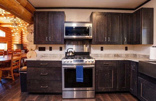 Lake George Cabin | NEW Indian Paintbrush Log Cabin -Sleeps 12+ on scenic horse ranch with views!