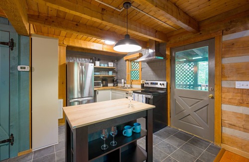 Gatlinburg - Pigeon Forge Cabin | New Industrial Farmhouse Log Cabin HEN BLUFF CREEK