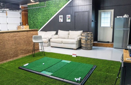 Southern Pines House | New! Insane Golf Retreat & Simulator - Bogey Bunks