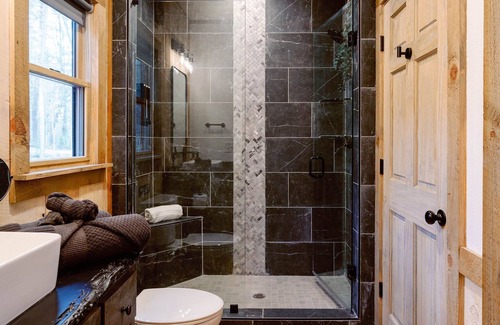 Mineral Bluff Cabin | New! Insta-Worthy Luxury Cabin - HotTub + GameRoom