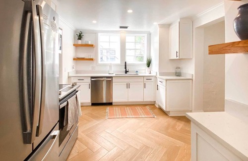 Providencia Park Apartment | NEW! Inter-coastal retreat, 1mi beach, private yard, in downtown