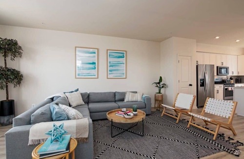 Cambridge House | New, Intown Waterfront Townhome wPool & Location!
