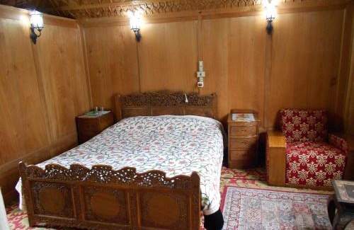 Nagin Bagh Hotel | New Jacquline Heritage Houseboats