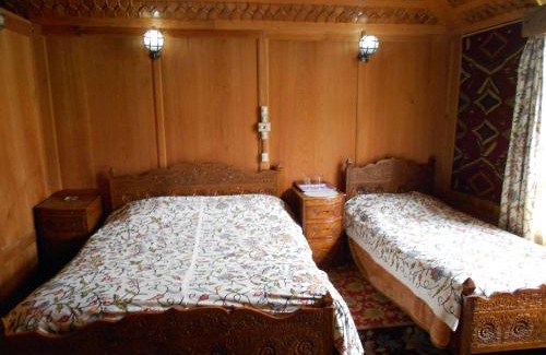 Nagin Bagh Hotel | New Jacquline Heritage Houseboats