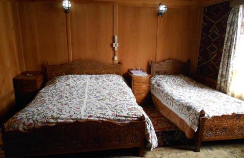 Nagin Bagh Hotel | New Jacquline Heritage Houseboats
