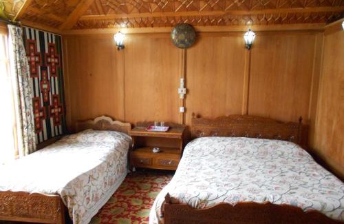 Nagin Bagh Hotel | New Jacquline Heritage Houseboats