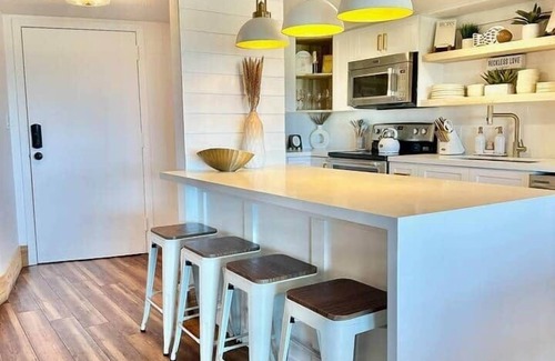 Rock Harbor Apartment | NEW! Key Largo Villa | 2 King Masters, Marina, Pickleball