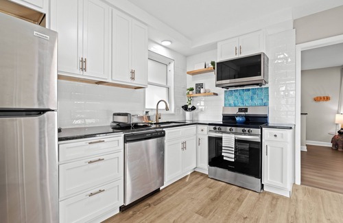 Madison Heights House | NEW! King Bed. 3TVs, Fireplace w Enclosed Patio, Fenced in Backyard, BBQ