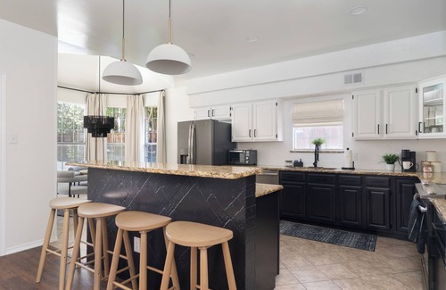 Flower Mound House | NEW King Bed Citrus Serene on Flower Mound