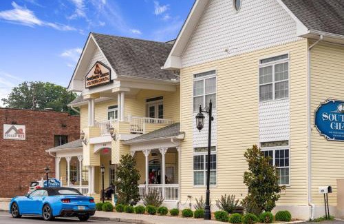 Blue Ridge Apartment | NEW King Bed, Suite, Downtown BR, Southern Charm Caboose