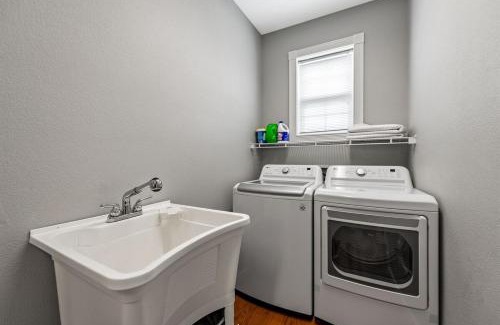 Blue Ridge Apartment | NEW King Bed, Suite, Downtown BR, Southern Charm Caboose