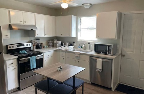 Commerce Apartment | ⚡NEW! King Beds, 86" Roku TV, Firepit & Grill⚡