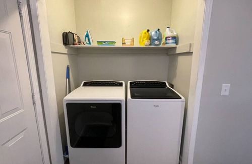 Commerce Apartment | ⚡NEW! King Beds, 86" Roku TV, Firepit & Grill⚡