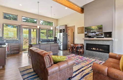 Carriage Hills House | New! King beds! Unique home near National Park