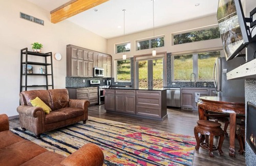 Carriage Hills House | New! King beds! Unique home near National Park