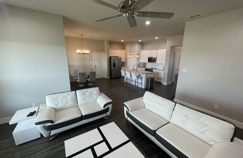 Graford House | NEW LAKE HOUSE HOT TUB/POOL/PRIVATE BOAT RAMP/BOAT SLIPS+DOCK/4/3 SLEEPS 10