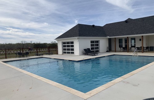 Graford House | NEW LAKE HOUSE HOT TUB/POOL/PRIVATE BOAT RAMP/BOAT SLIPS+DOCK/4/3 SLEEPS 10