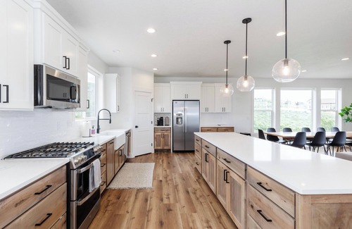 Sweetwater House | NEW! Lake View! Access to Ideal Beach, Pools, Mini Golf and more. 2 King Suites