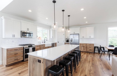 Sweetwater House | NEW! Lake View! Access to Ideal Beach, Pools, Mini Golf and more. 2 King Suites